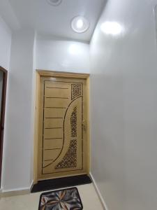 ein Bad mit einer Tür in einer Wand in der Unterkunft Apartment for rent in Chefchaouen