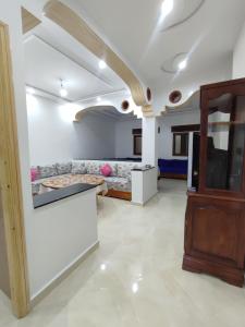 - un salon avec un canapé et une table dans l'établissement Apartment for rent, à Chefchaouen