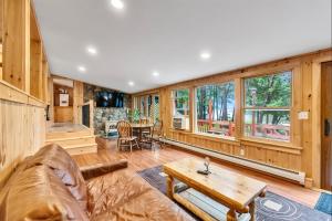a living room with a couch and a table at CRYSTAL OASIS- LIMIT 8 villa in North Sebago