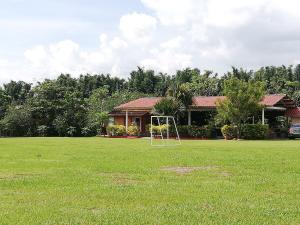 En hage utenfor Casa contenedor Finca la laguna