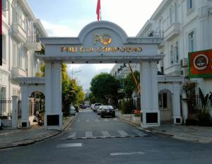 a sign that reads phu gaeng compound on a street at Aroma home in Da Nang