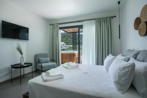 Postel nebo postele na pokoji v ubytování Nόka Suite Apartments