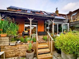 ニーウポールトにあるHHVDK city loftの屋根に太陽光パネルを敷いた家