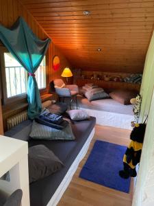 una habitación con 2 camas en una cabaña en Corps Au Coeur, en Montana