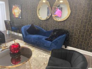 a living room with a blue couch and a table at Atlanta Penthouse King/ Queen Bd in Atlanta