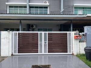 una puerta de madera frente a una casa en Lisa Homestay Sandakan, en Sandakan