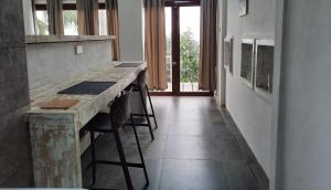 Kuchyň nebo kuchyňský kout v ubytování NORTHWEST BAY Seaview apartment + 52 fotografií