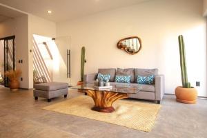 ภาพในคลังภาพของ Casa Dakini en la Punta with pool and ocean view ในปูแอร์โตเอสกอนดิโด
