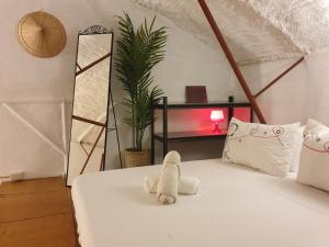 um quarto com uma cama com um bicho de peluche em Private Nature Retreat w/Brick Oven & Hiking em Lipa