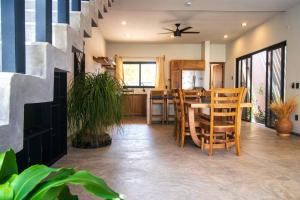 kuchnia i jadalnia ze stołem i krzesłami w obiekcie Casa Dakini en la Punta with pool and ocean view w mieście Puerto Escondido