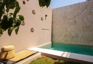uma casa de banho com um chuveiro e uma piscina de água em Casa Dakini en la Punta with pool and ocean view em Puerto Escondido