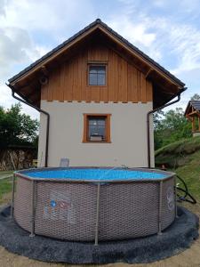 ein kleines Haus mit einem Dach über einem Käfig in der Unterkunft Dolná chata u Bratríkov in Haligovce