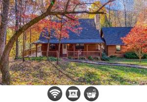 una cabaña de madera en el bosque en otoño en A Cowpoke's Dream cabin, en Sevierville