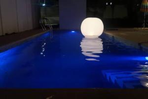 a light in the water in a swimming pool at Casa Mar de Sueños Tamarindo in Tamarindo