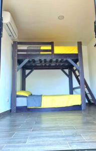 Zimmer mit 2 Etagenbetten in einem Zimmer in der Unterkunft Casa Mar de Sueños Tamarindo in Tamarindo