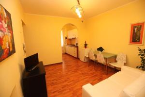 Roma family apartment tesisinde bir oturma alanı