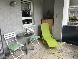 a patio with two chairs and a table and a window at Möblierte Wohnung für Geschäftsreisen/Ferienwohnung Plauen Stadtmitte in Plauen