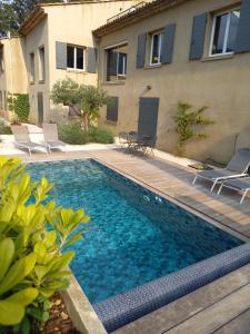 uma piscina em frente a uma casa em Rez de Jardin d'une Bastide VILLA LA GARDI avec Piscine privée em La Garde-Freinet