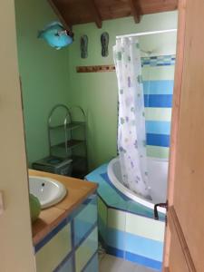 La salle de bains est pourvue d'une baignoire et d'un lavabo. dans l'établissement Comme à la maison à la montagne, à Briançon