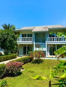 una gran casa azul con patio en Peaceful Retreat Villa by Nai Thon beach en Phuket