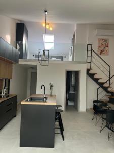 een keuken met een wastafel en een trap bij Vitas Apartments in Zaton
