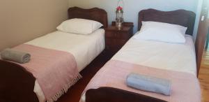 two beds sitting next to each other in a bedroom at Scheepers Rust Guest Farmhouse in Montagu