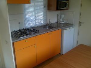 Kuchyňa alebo kuchynka v ubytovaní Easyatent Mobile home Bijela Uvala
