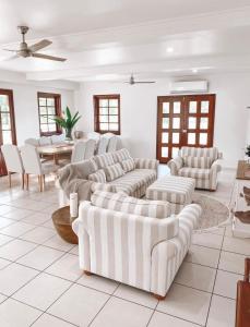 Homestead on the Range - Sleeps 12的休息区