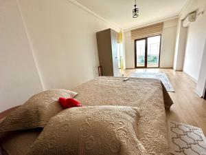 una camera con due letti e un cuscino rosso di luxury house with sea view a Trabzon