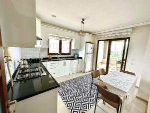 una cucina con bancone e tavolo con sedie di luxury house with sea view a Trabzon