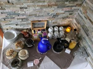 een tafel met eten en andere items erop bij MorNight in Spiegelau