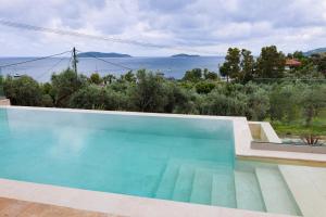 una piscina con vista sull'acqua di Villa Ftelia Oasis,Skiathos a Megali Ammos