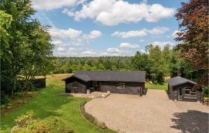 una cabaña en un campo con entrada de grava en Lovely Home In Randbl With Kitchen, en Randbøl