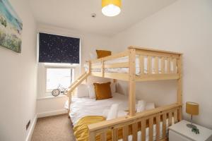 1 dormitorio con 1 litera en una habitación en Stones Throw, en Weymouth
