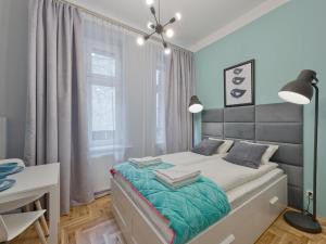 1 dormitorio con 1 cama grande y escritorio en OK KRAK Apartments, en Cracovia