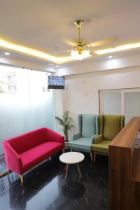 ein Wohnzimmer mit 2 Sofas und einem Tisch in der Unterkunft Opulent Inn by Lime Tree Hotels in Greater Noida