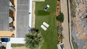 A garden outside Junior suite by the beach Stalida