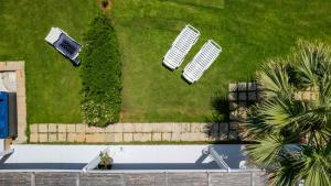 A garden outside Junior suite by the beach Stalida