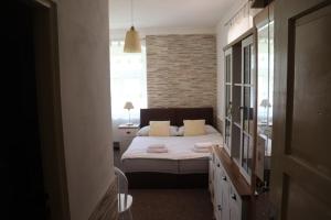 - une chambre avec un lit et un mur en briques dans l'établissement ABC apartments, à Černá v Pošumaví