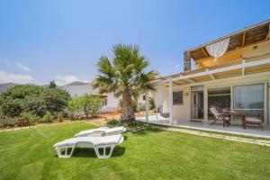 A garden outside Junior suite by the beach Stalida