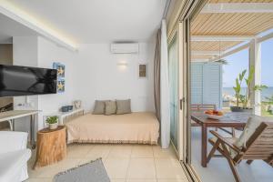 sypialnia z łóżkiem i balkonem z widokiem na ocean w obiekcie Junior suite by the beach Stalida w mieście Stalida