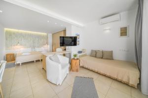 A television and/or entertainment centre at Junior suite by the beach Stalida