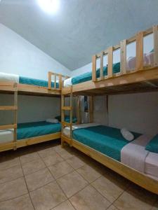 1 Schlafzimmer mit 3 Etagenbetten in einem Zimmer in der Unterkunft Casa Aguacate in Antigua Guatemala