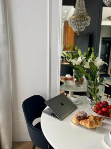 una mesa blanca con un ordenador portátil encima en Supreme Apartment en Cracovia