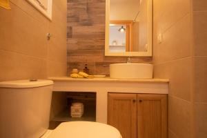 un baño con inodoro y lavabo en The Monastery Apartment, en Corfú