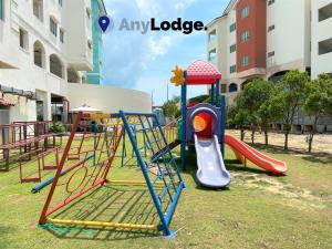 Kawasan permainan kanak-kanak di AnyLodge Waterfront Marina Island Pangkor
