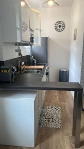 Una cocina o zona de cocina en Appartement cosy à Charenton / 5 min du métro