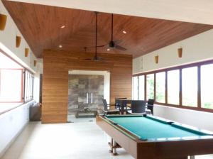 a pool table in a large room with windows at Super casa, la mejor vista de Huatulco in Tangolunda