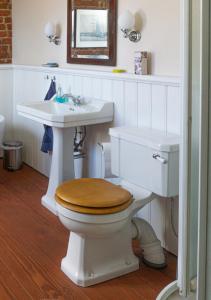 een witte badkamer met een toilet en een wastafel bij Villa Kingfisher in Åminnefors