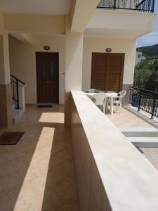 Un balcón o terraza en Sun & Sea Apartment - Αgkistri